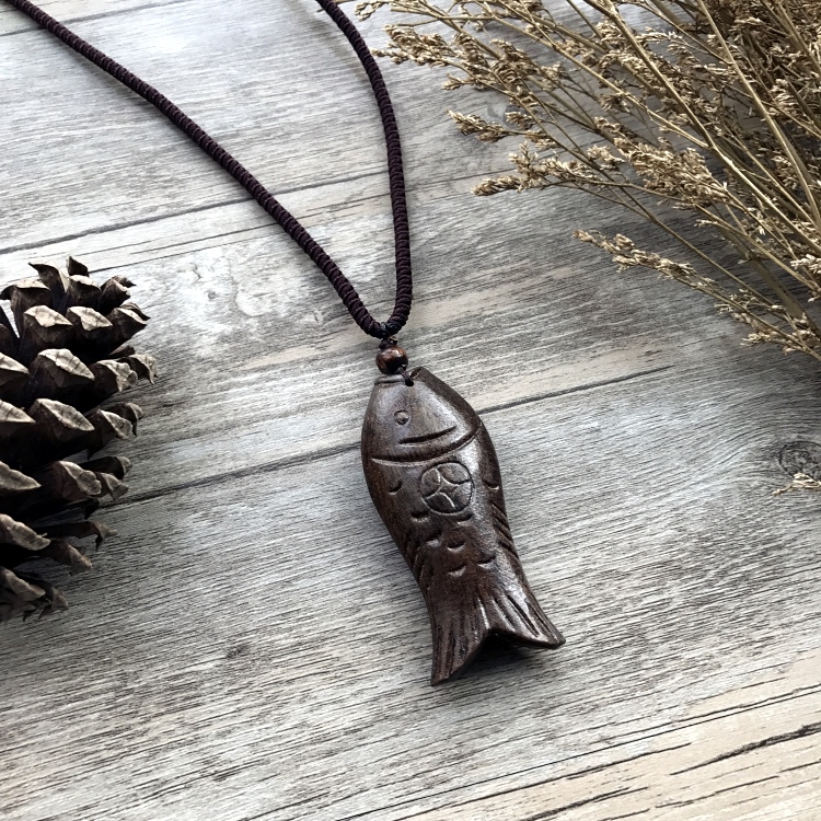 Подвеска-амулет из красного дерева